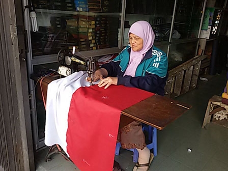 Perempuan Penjahit Bendera Songsong 70 Tahun Kemerdekaan Ri Kompasiana Com