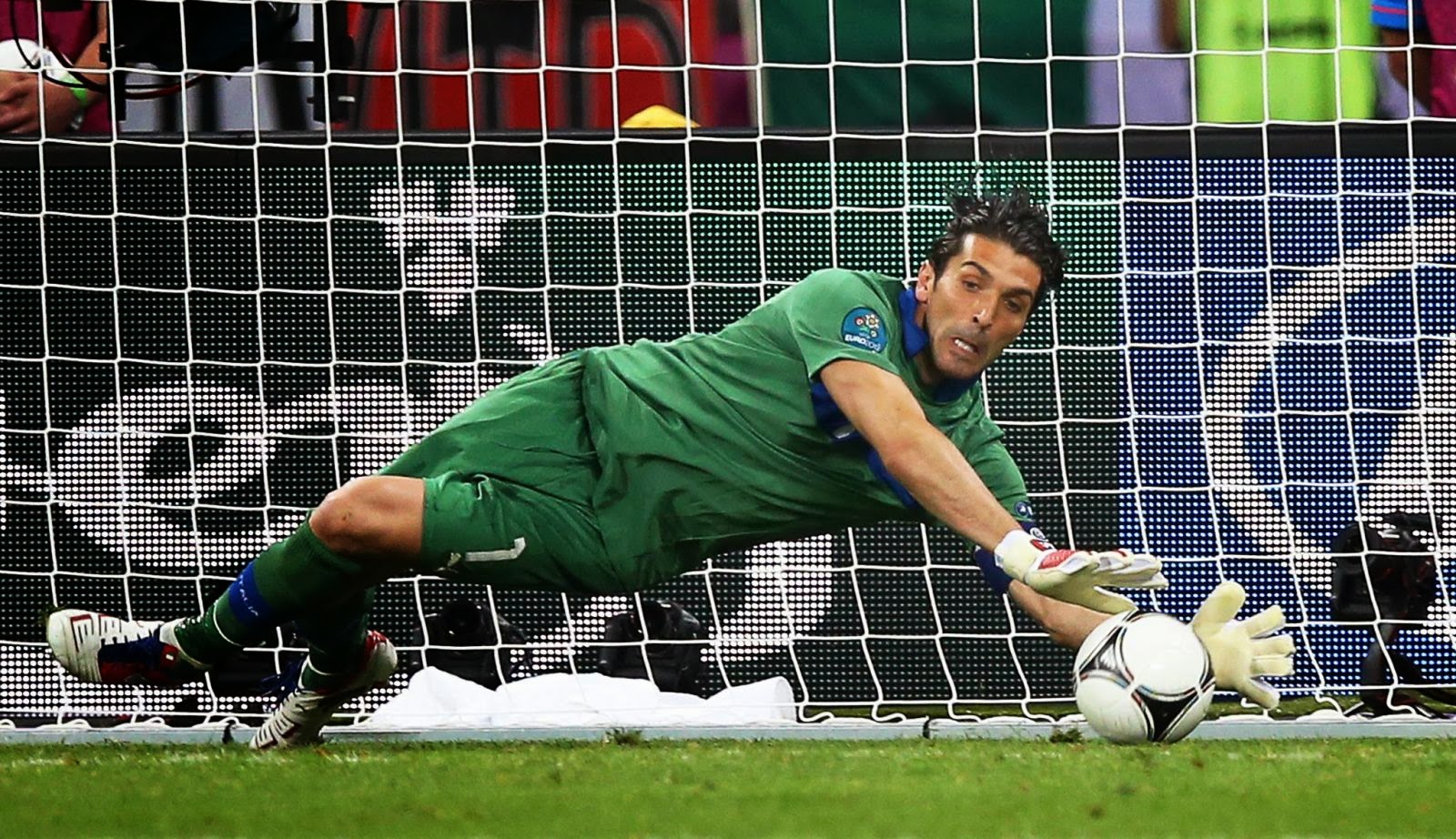 Hasil gambar untuk foto di lapangan bola Gianluigi Buffon