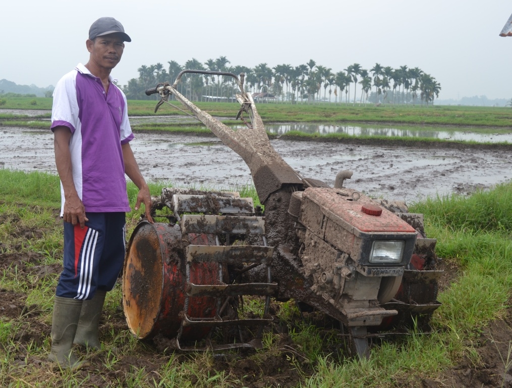Inovasi Petani Modifikasi Handtraktor untuk Sawah Rawa Inovasi Petani Modifikasi Handtraktor untuk Sawah Rawa
