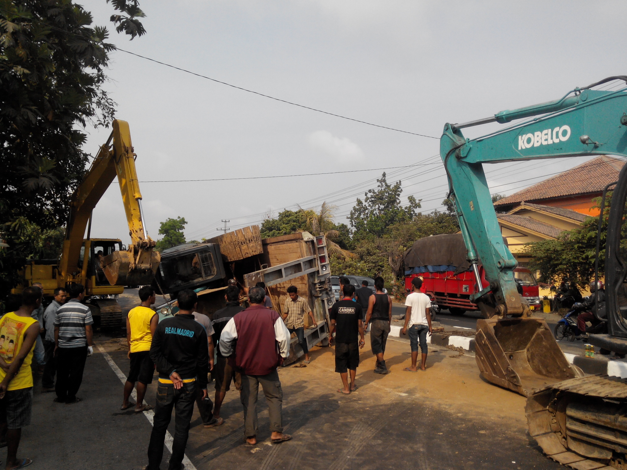 Truk Pengangkut Alat Berat Terguling Oleh Muh Ilham Alhaq