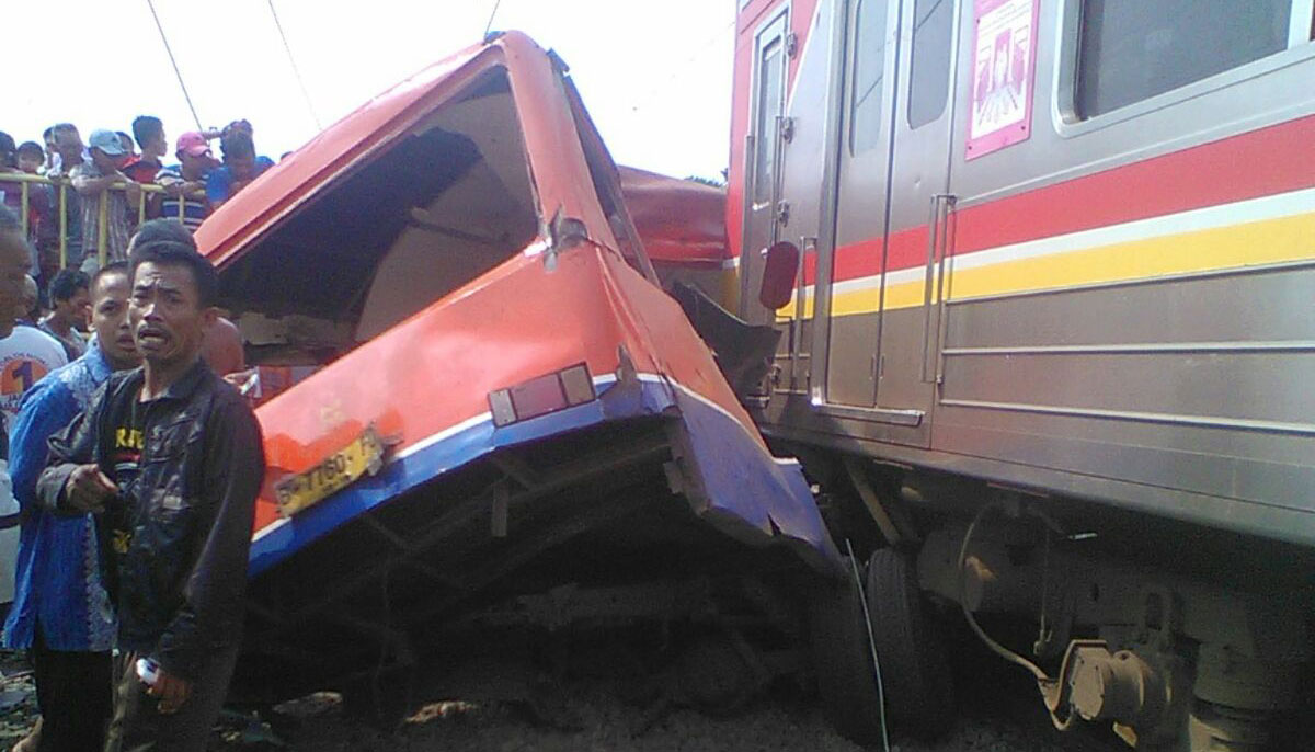 Metromini Tertabrak Kereta Wajar Oleh Ahmad Mutiul Alim