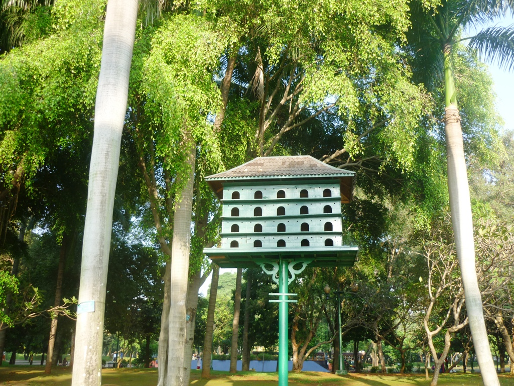 Kandang Burung di Taman Monas oleh Indira Revi 