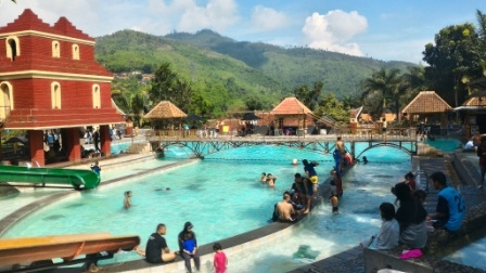 30 Kolam Renang Di Bandung Favorit Wisatawan