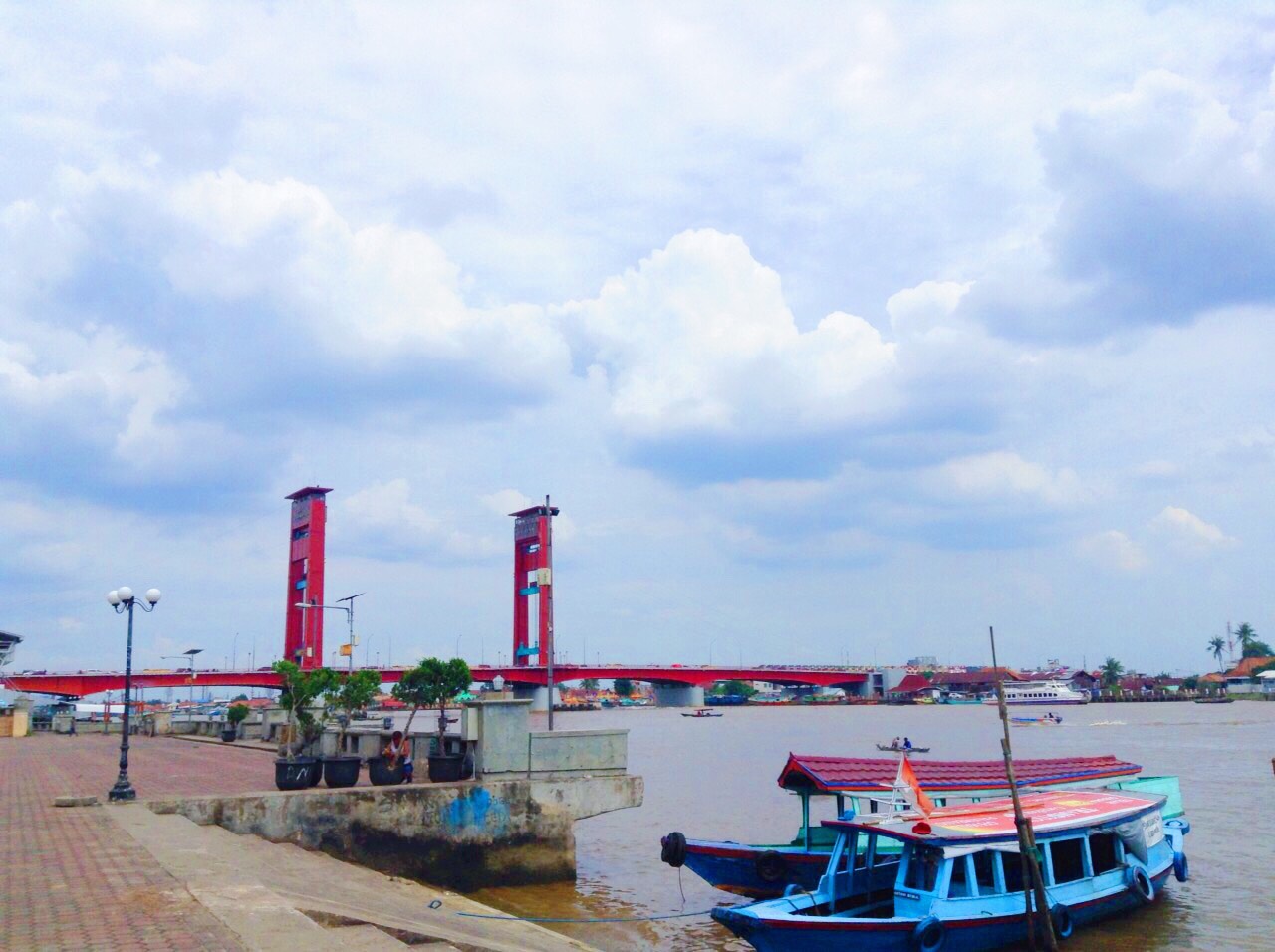 Ikon Kota Palembang Dan Wisata Ke Pulau Kemaro Dengan Perahu Oleh