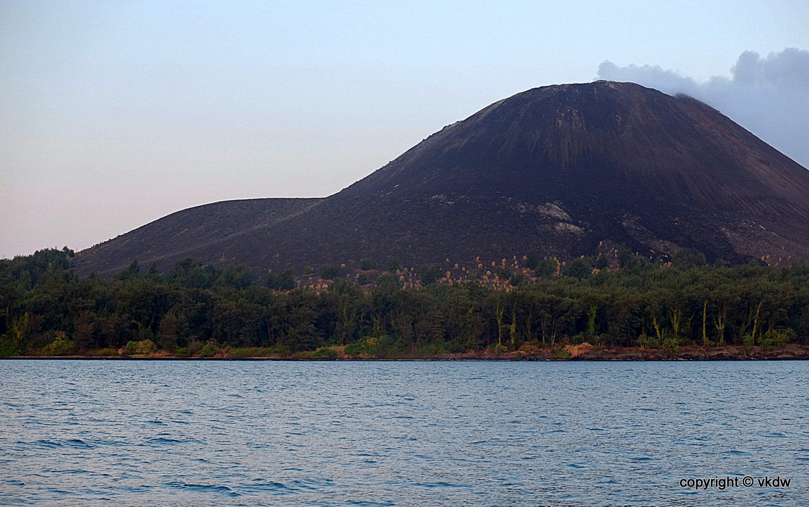 Anak Gunung Krakatau Keindahan Memukau Dari Gunung Berbatu