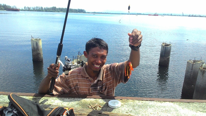 Asiknya Mancing Di Dermaga Ujung Bengkulu Kompasiana Com