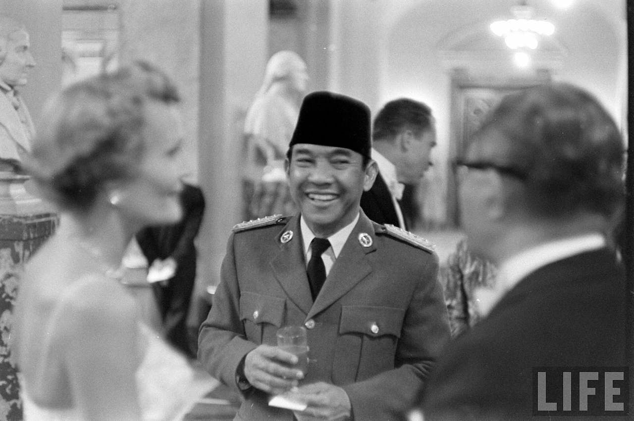 Politik Dan Ironi Yang Dipesankan Soekarno Oleh S Aji Halaman 1