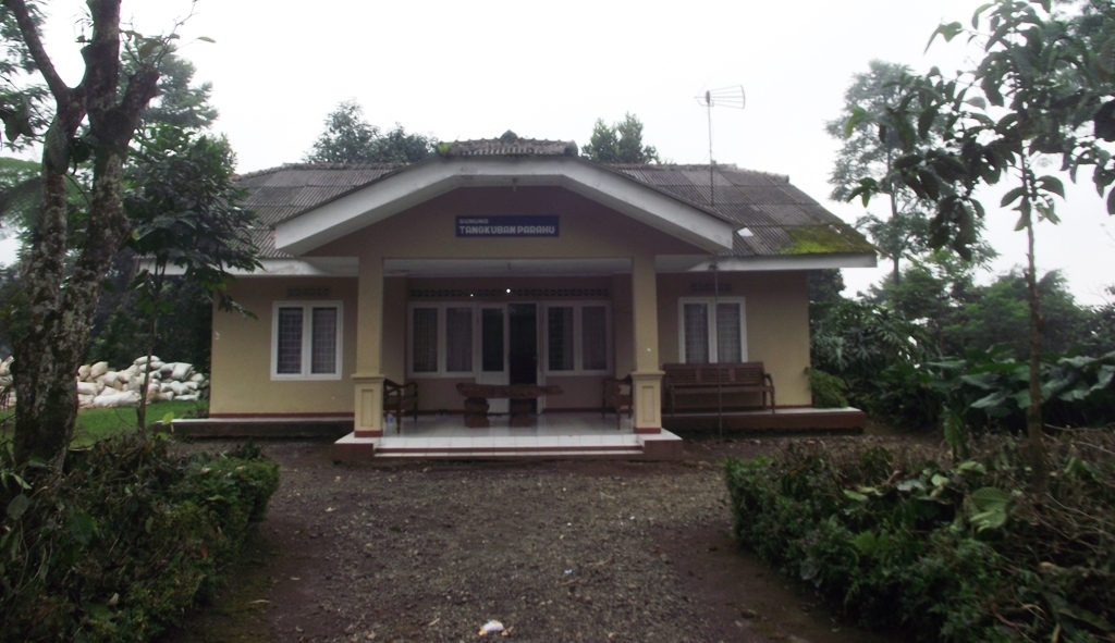 Wisma Maleber Penginapan Asri di Tengah Perkebunan Teh Wisma Maleber Penginapan Asri di Tengah Perkebunan Teh