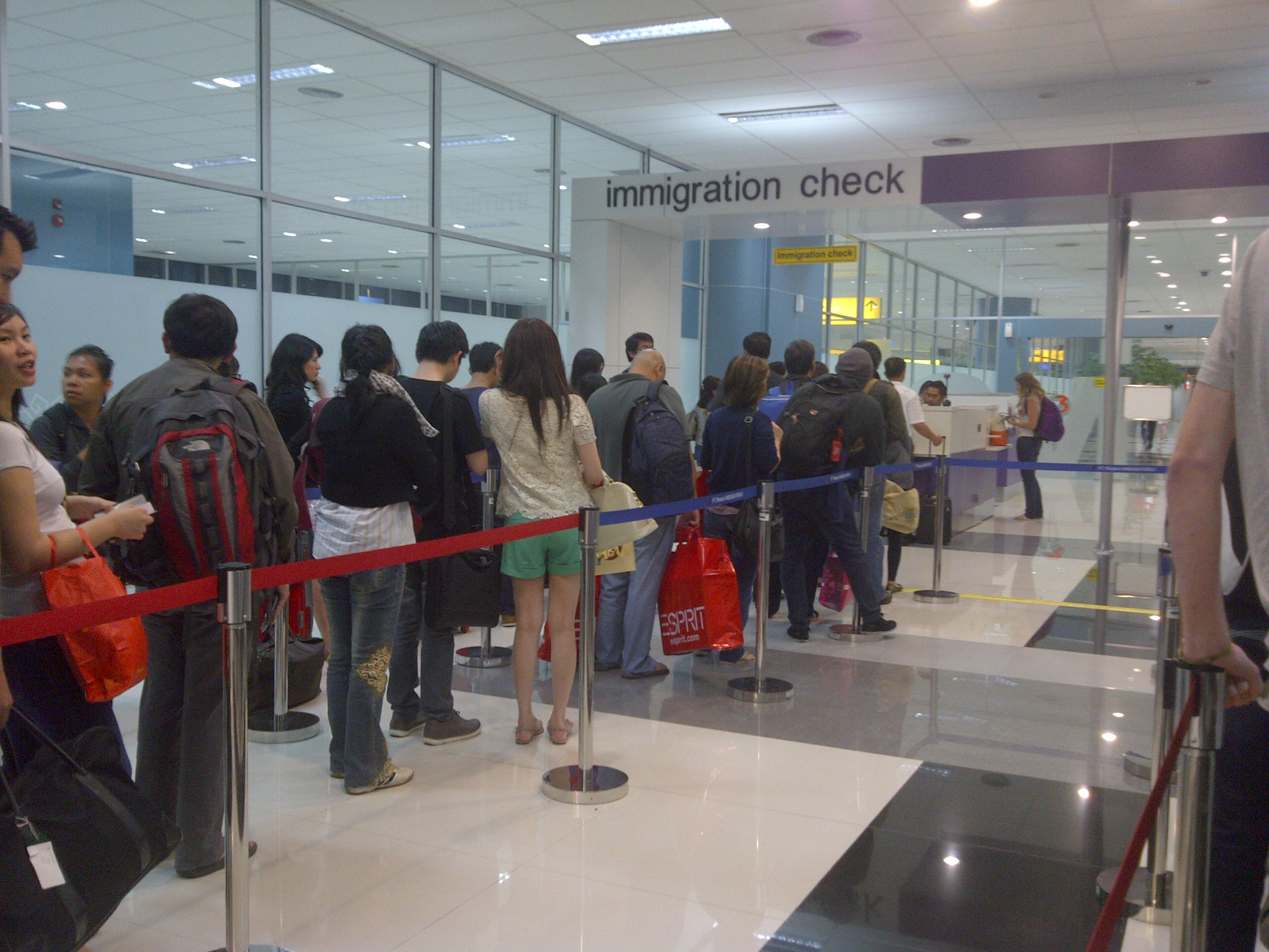 Agar Tidak Lama Mengantri Saat Pemeriksaan Imigrasi di Bandara -  Kompasiana.com