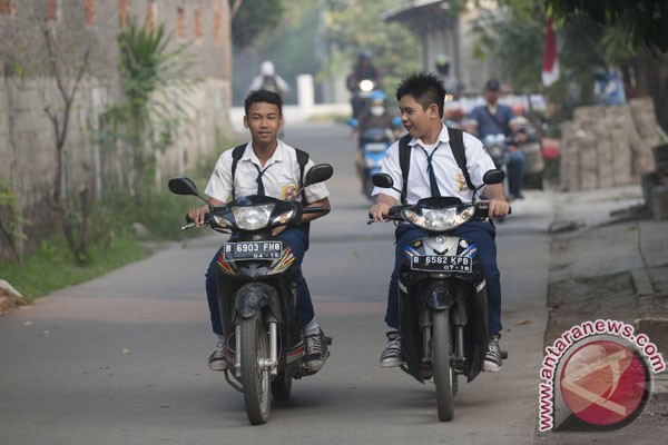 Gambar Orang Kecelakaan  Gambar  Orang  Naik Sepeda Motor Kumpulan Gambar  Menarik 