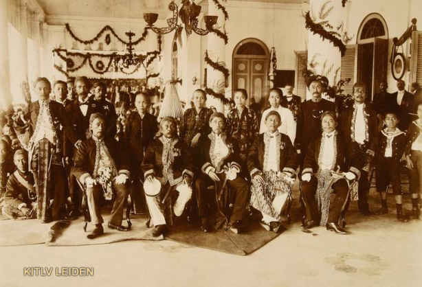 Pencitraan Para Menak di Tanah Priangan Pada 1890-an Awal Halaman 1 - Kompasiana.com