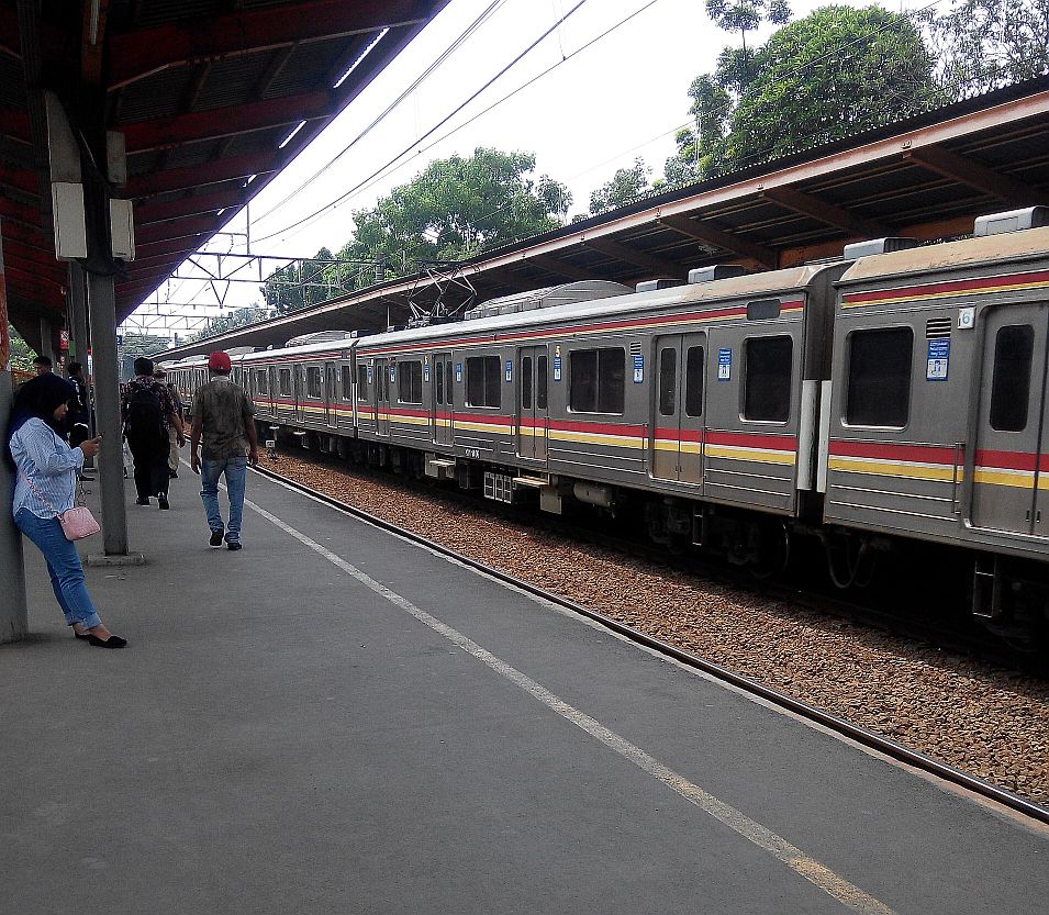 Commuter Line Saat Sibuk Bak Mimpi Buruk Saat Lengang Begitu