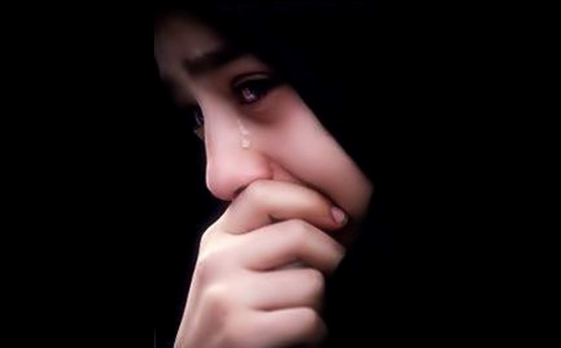 Мусульманка плачет