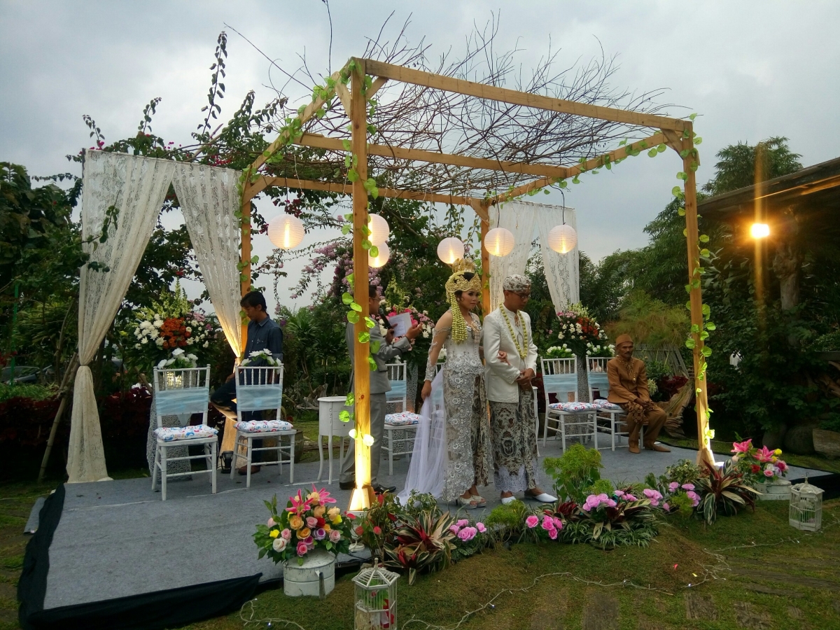 Pesta Pernikahan Sederhana dan Unik dengan Konsep Outdoor Pesta Pernikahan Sederhana dan Unik dengan Konsep Outdoor