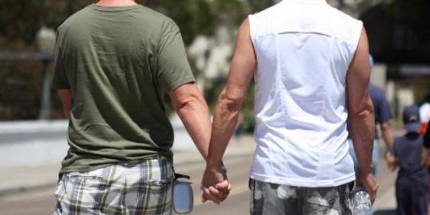 Pasangan Homo Yang Pamer Foto Kemesraan Di Tempat Tidur Dan Pentingnya Peran Ayah Kompasiana Com