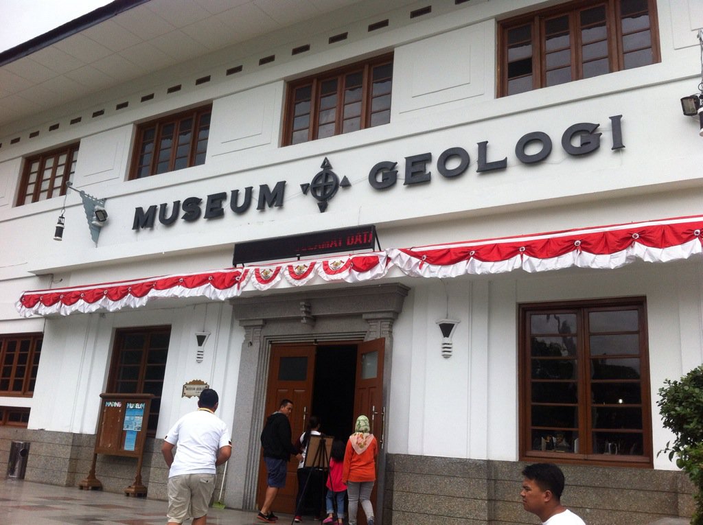 Wisata Cerdas Ke Museum Geologi Bandung Kompasiana Com