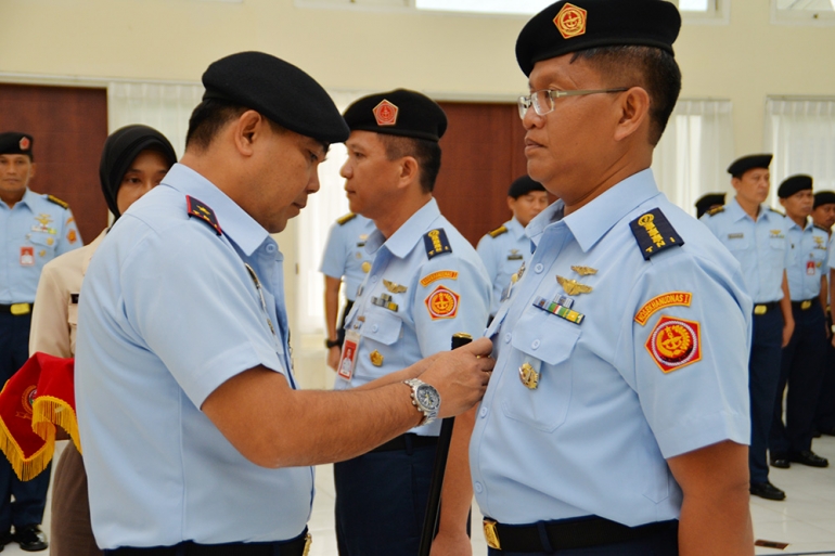 Rus qizlari kochada bir-biri bilan jinsiy aloqada bolgan onlayn video. Ross porno yulduzlar