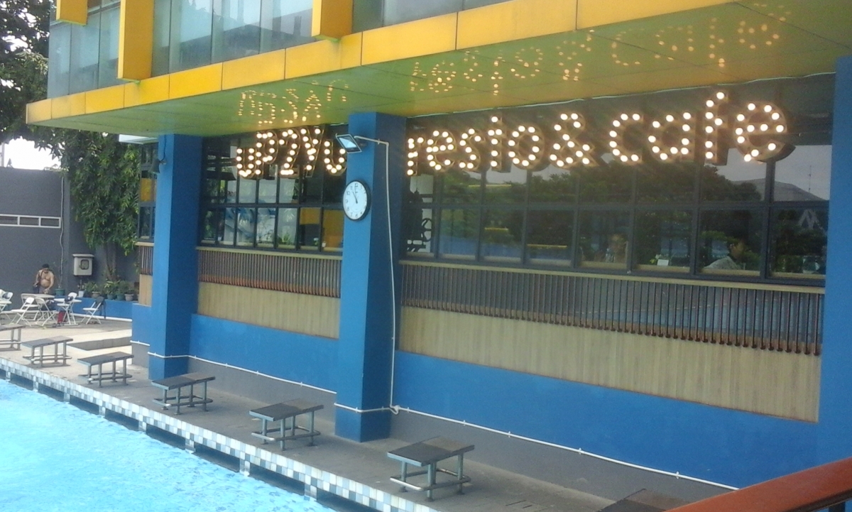 Up2yu Cafe Tongkrongan Asyik Di Tepi Kolam Renang Cikini Yang Legendaris Halaman All Kompasiana Com
