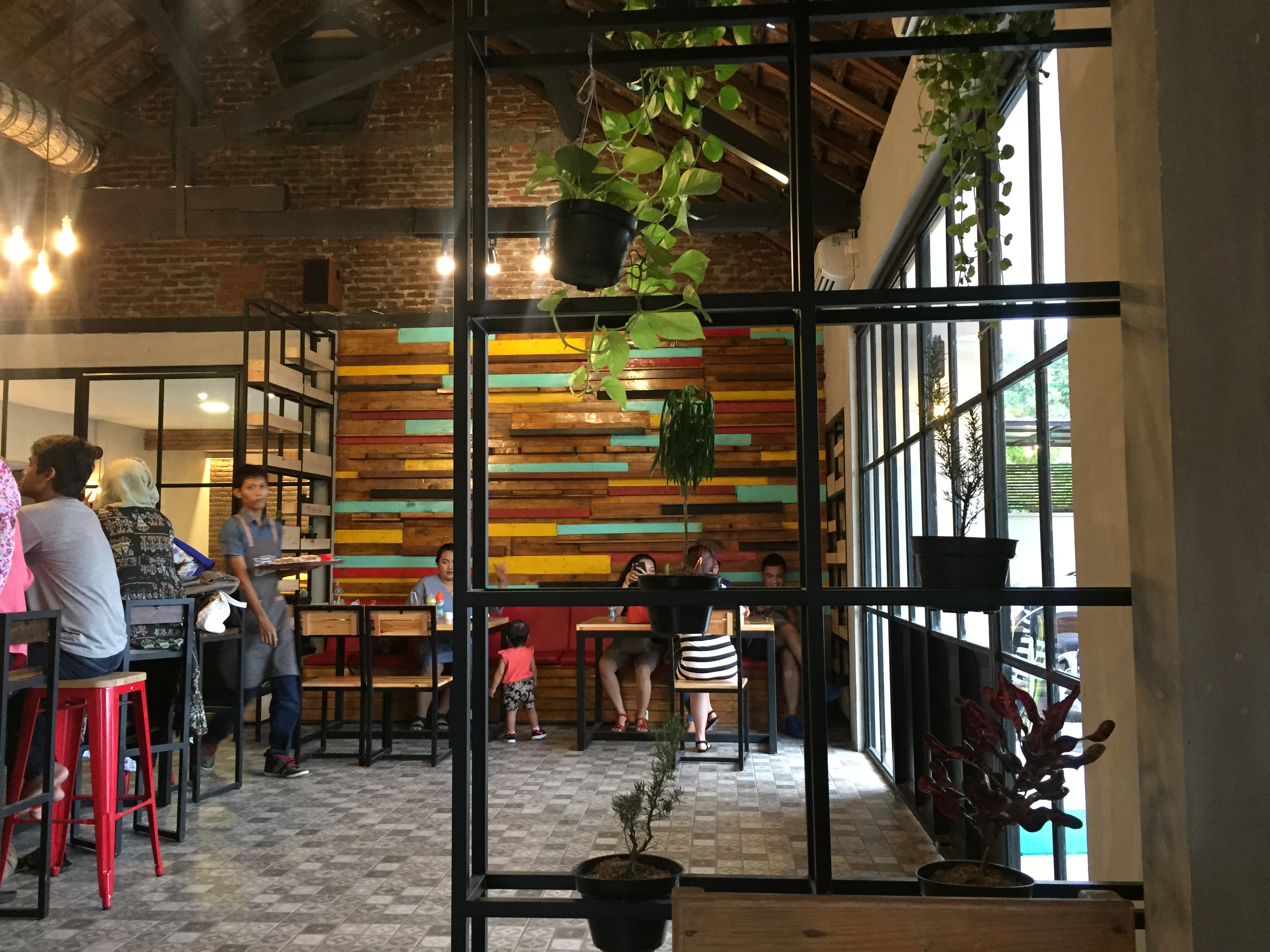 Food Coma Cafe Dengan Berbagai Tenant Dan Genre Oleh Dessy