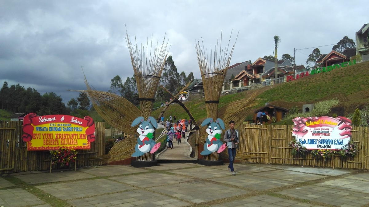 Taman Kelinci Wisata Baru Di Pinggiran Barat Kota Batu Oleh Hery