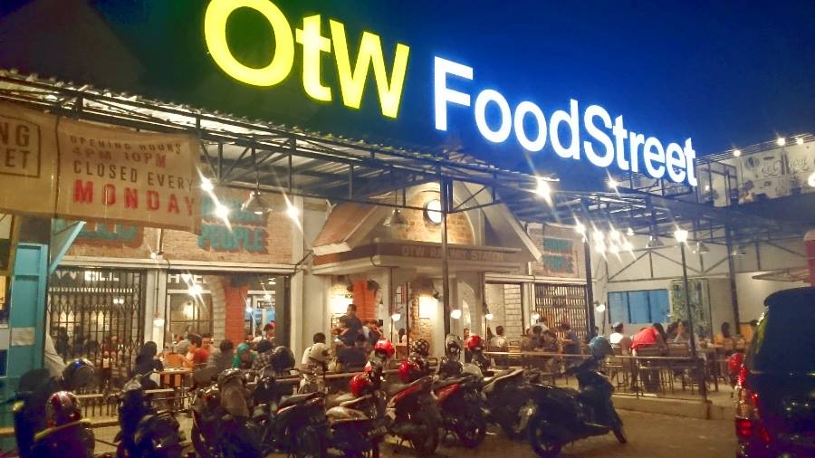Nikmati Makan Malam dengan Sensasi Stasiun Tua di OTW Food Street Surabaya - Kompasiana.com
