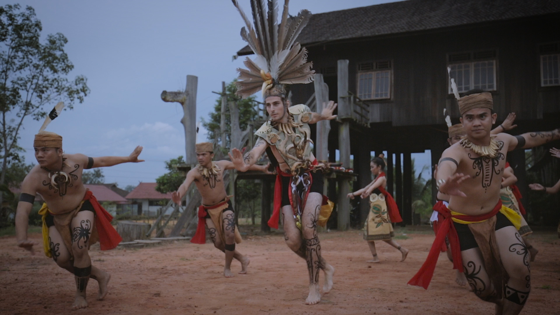 Kisah Pemuda Perancis Menyelami Budaya Dayak Oleh Gentur Adiutama