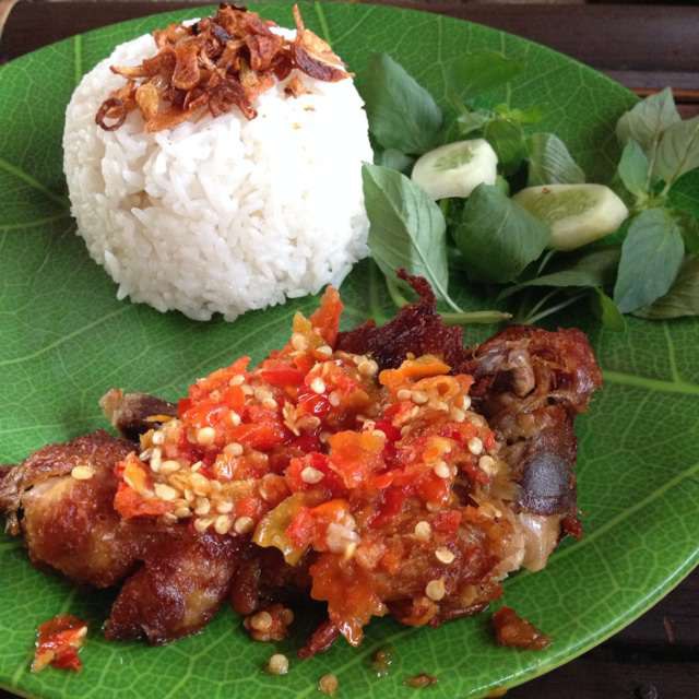 Warung Sate Gajah Andalkan Ayam Penyet Sambal Goang Halaman 1