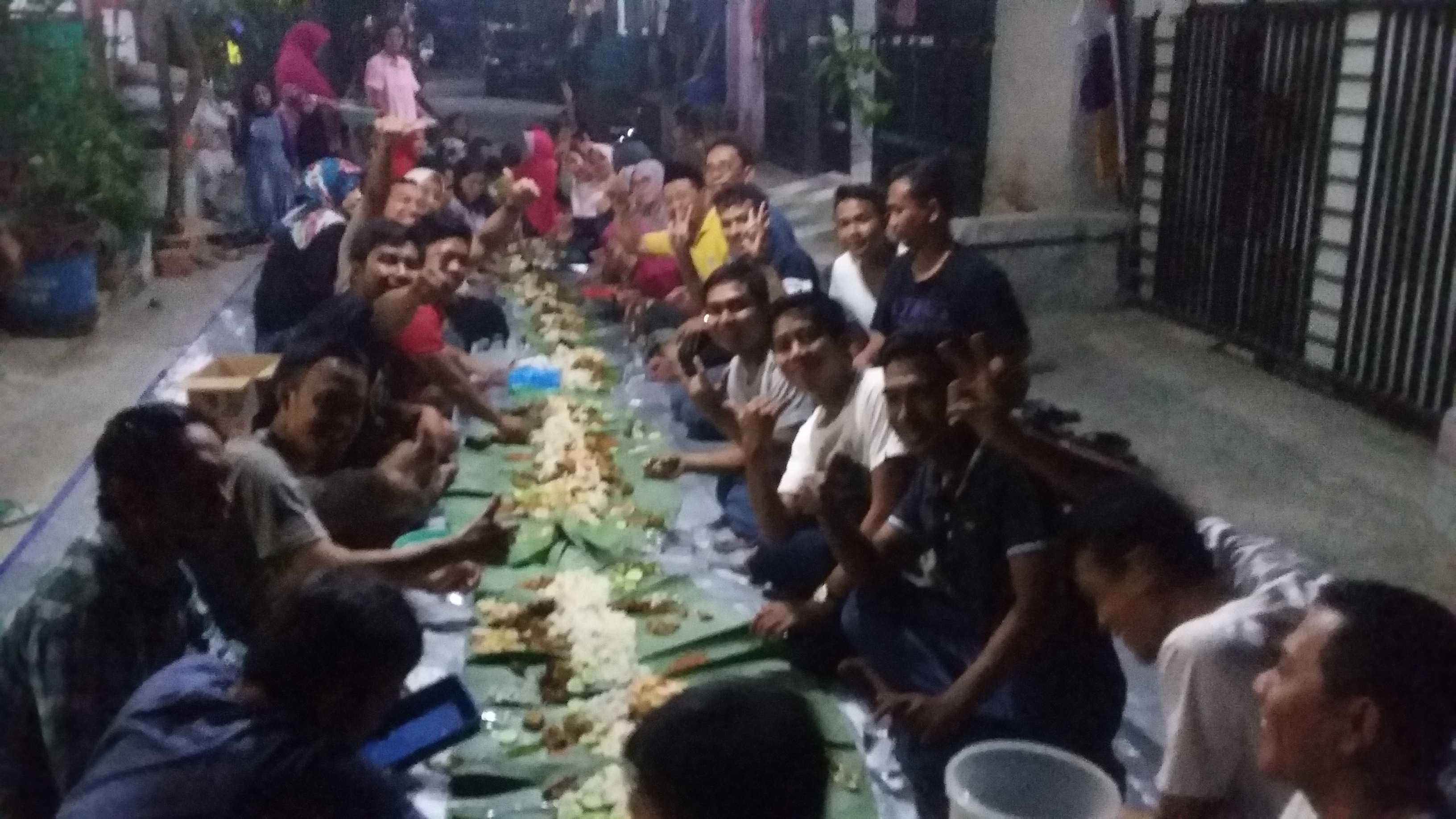 Merdeka Itu Makan Nasi Liwet Di Atas Daun Pisang Berjamaah