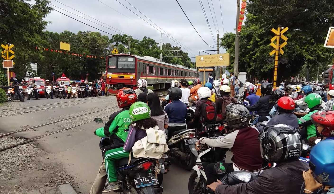 Sepeda Motor Vs Angkutan Umum Oleh Isson Khairul Kompasianacom