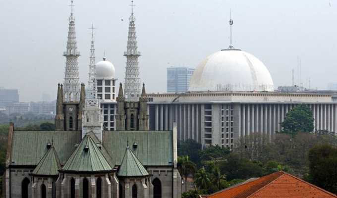 Hasil gambar untuk masjid istiqlal dan gereja katedral"