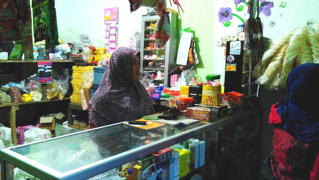 Menik Mampu Mengelola Toko dengan Tanpa Utang dan Riba Menik Mampu Mengelola Toko dengan Tanpa Utang dan Riba
