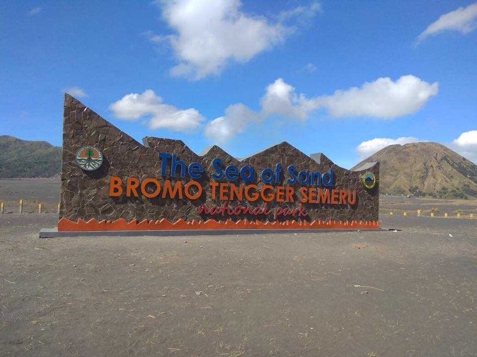 Panorama Lautan Pasir Bromo dengan latar belakang Gunung Batok yang menjulang tinggi