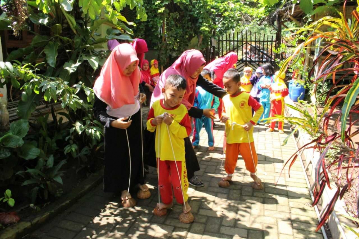 Menumbuhkan Nilai nilai Karakter Anak melalui Permainan Menumbuhkan Nilai nilai Karakter Anak melalui Permainan