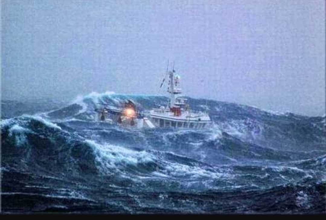 Океан корабли видео. Баренцево море корабли шторм. Северное море шторм. Тихий океан шторм 12 баллов. Северная Атлантика шторм корабли.