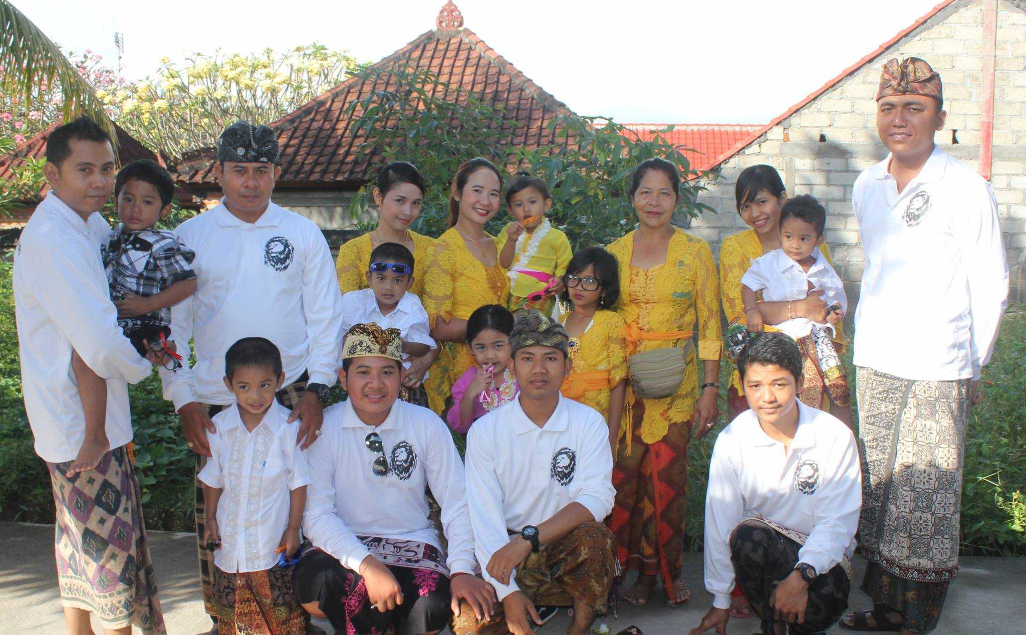 kata keluarga berasal dari bahasa sansekerta dari kata kula yang artinya 4
