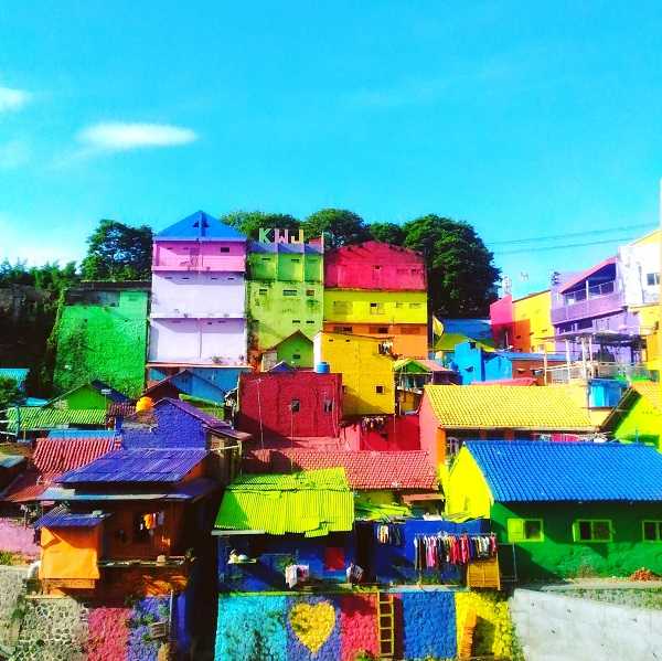 Kawasan Dengan Rumah Warna Warni