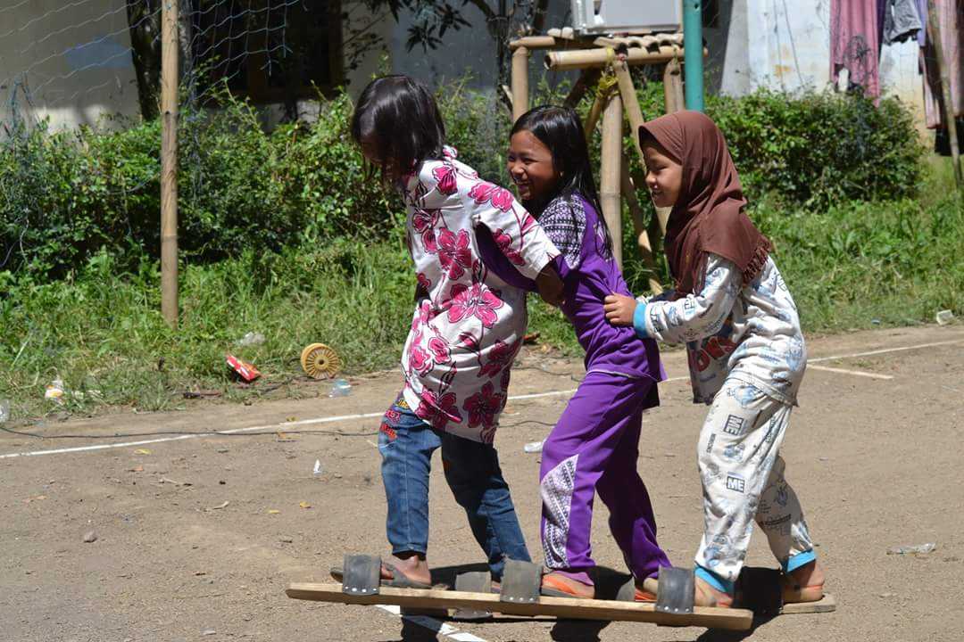 Bakiak Permainan  Tradisional  yang Terlupakan di Zaman Now  Bakiak Permainan  Tradisional  yang Terlupakan di Zaman Now