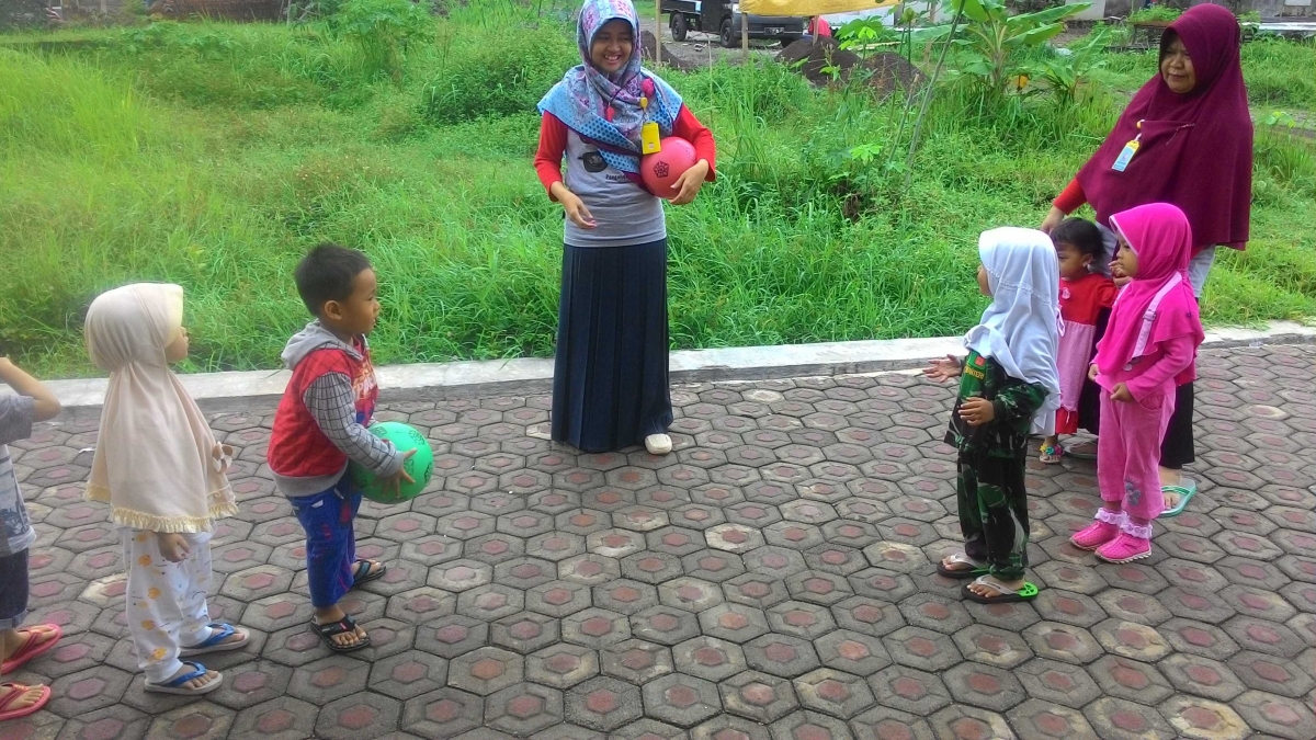 Bermain  Lempar  Tangkap Bola  sebagai Pelatihan Otot Tangan   Bermain  Lempar  Tangkap Bola  sebagai Pelatihan Otot Tangan