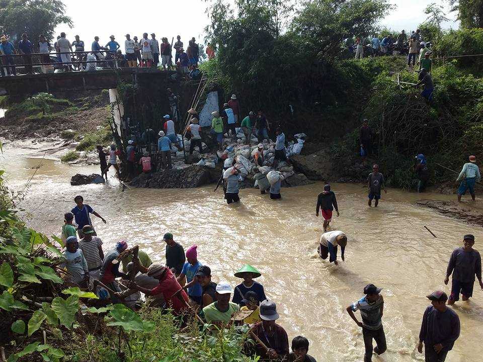 Gotong Royong Masih Melekat di Warga Desa Wlahar Brebes  Gotong Royong Masih Melekat di Warga Desa Wlahar Brebes