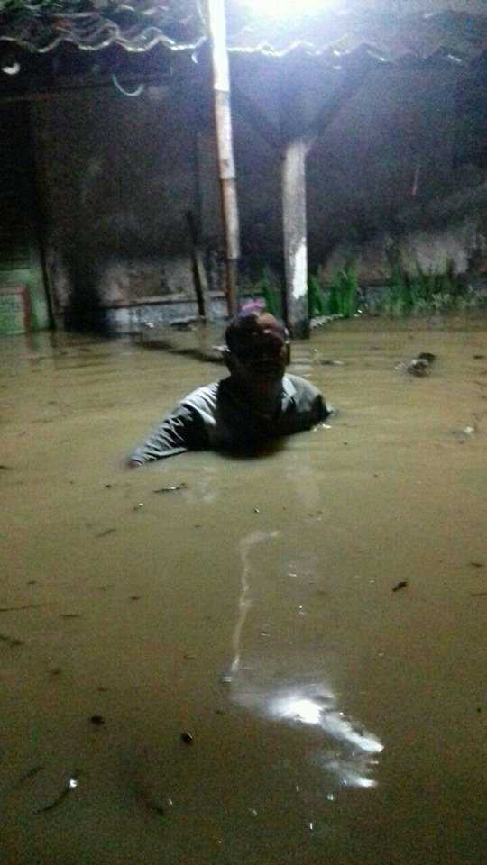Banjir Ciledug Cirebon Sampai Seatap Rumah Warga Situasi Banjir Ciledug Cirebon Sampai Seatap Rumah Warga Situasi