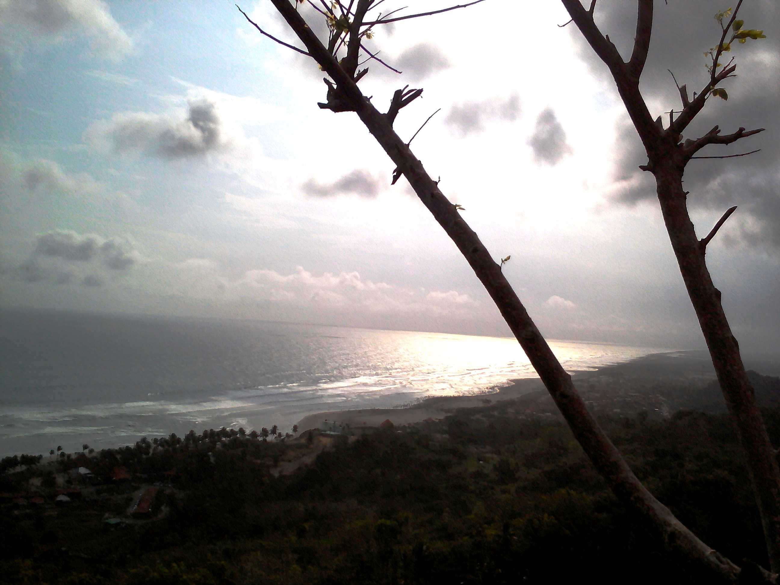 Menikmati Keindahan Pantai Parangtritis Dari Bukit