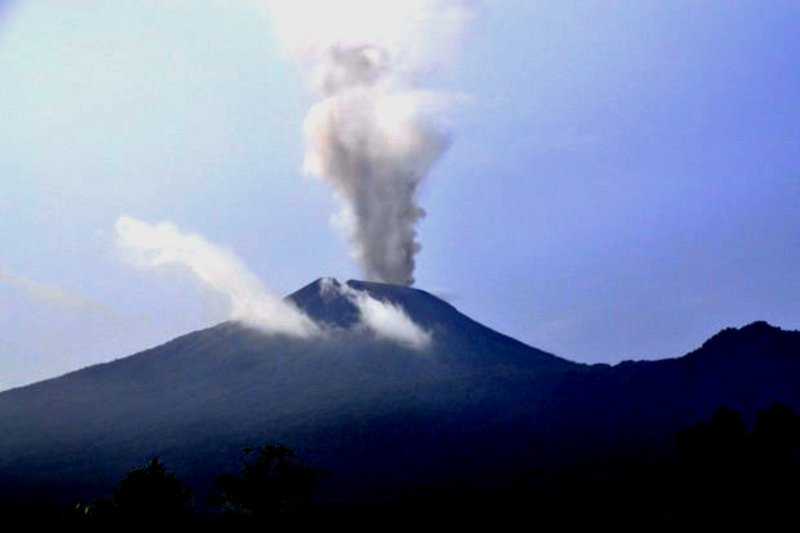 Gunung Slamet Meletus Pulau Jawa Terbelah Adalah Mitos