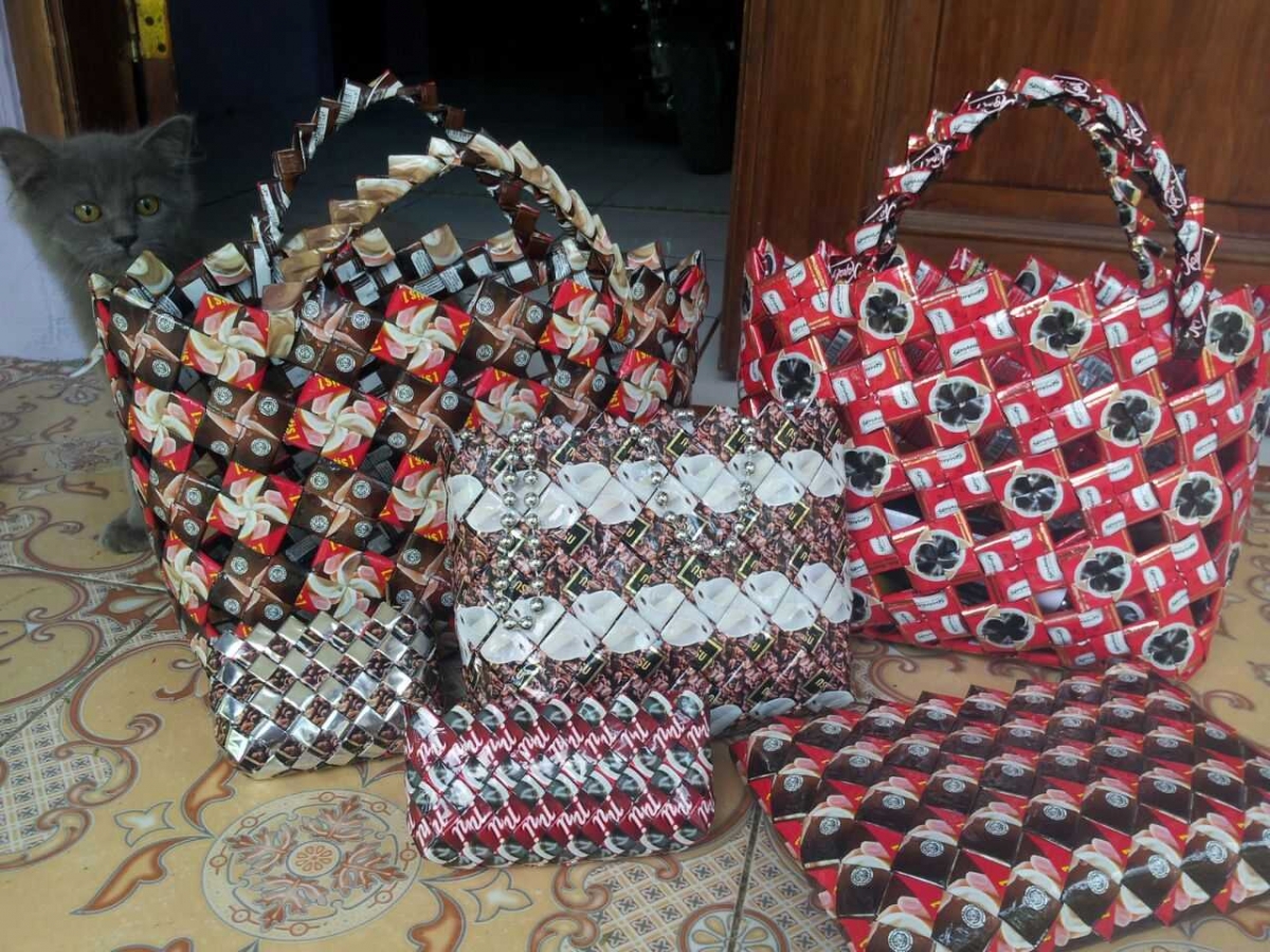 Daur Ulang Bungkus Kopi Disulap Jadi Berkah Halaman 1 Daur Ulang Bungkus Kopi Disulap Jadi Berkah Halaman 1