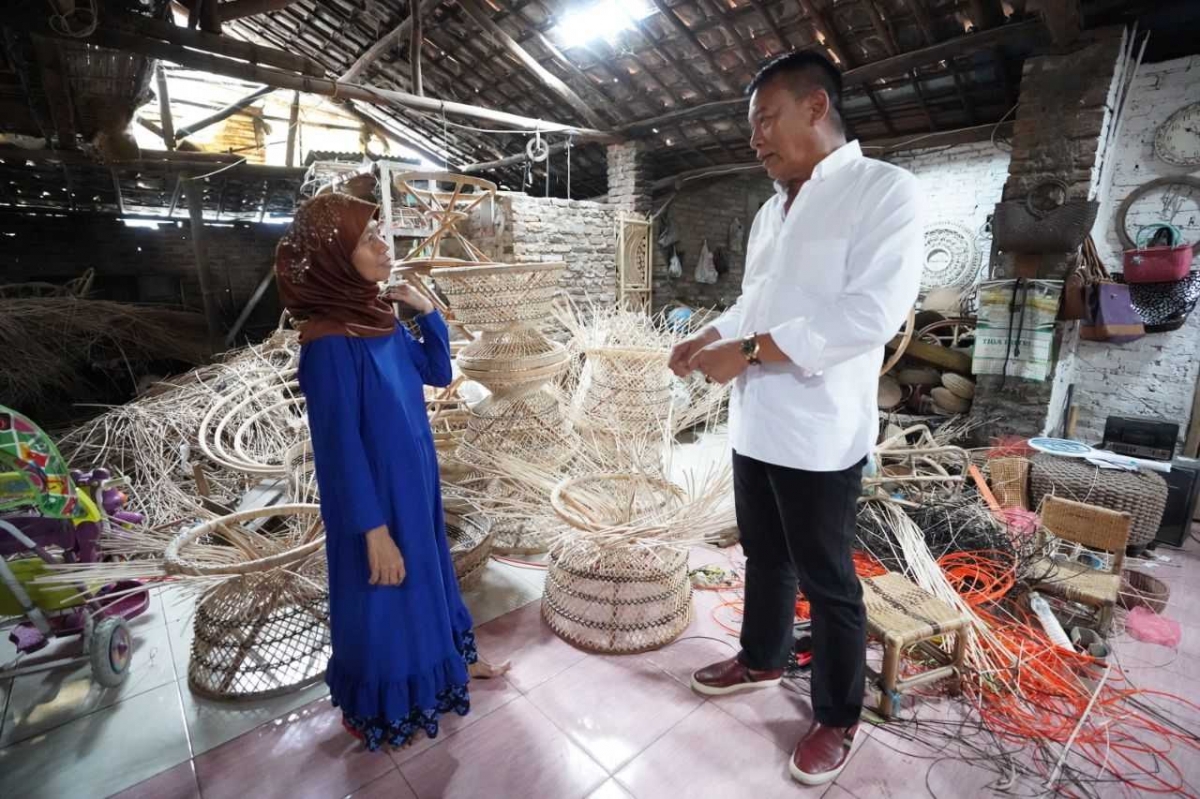 Bertemu Pengrajin  Rotan  Cirebon  Kang Hasan Siap Bantu  Bertemu Pengrajin  Rotan  Cirebon  Kang Hasan Siap Bantu