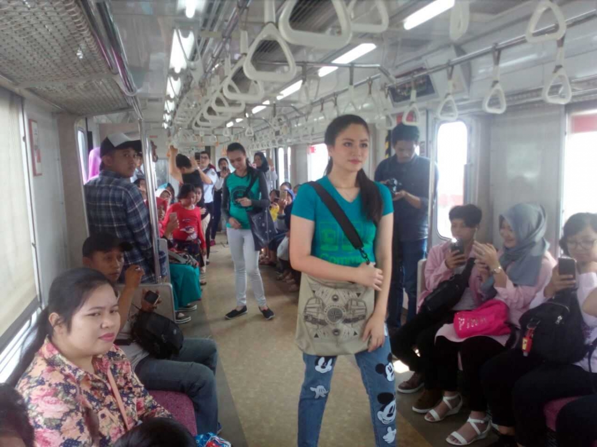 Berlenggang Lenggok Di KRL Oleh Emanuel Pratomo Halaman All Berlenggang Lenggok Di KRL Oleh Emanuel Pratomo Halaman All
