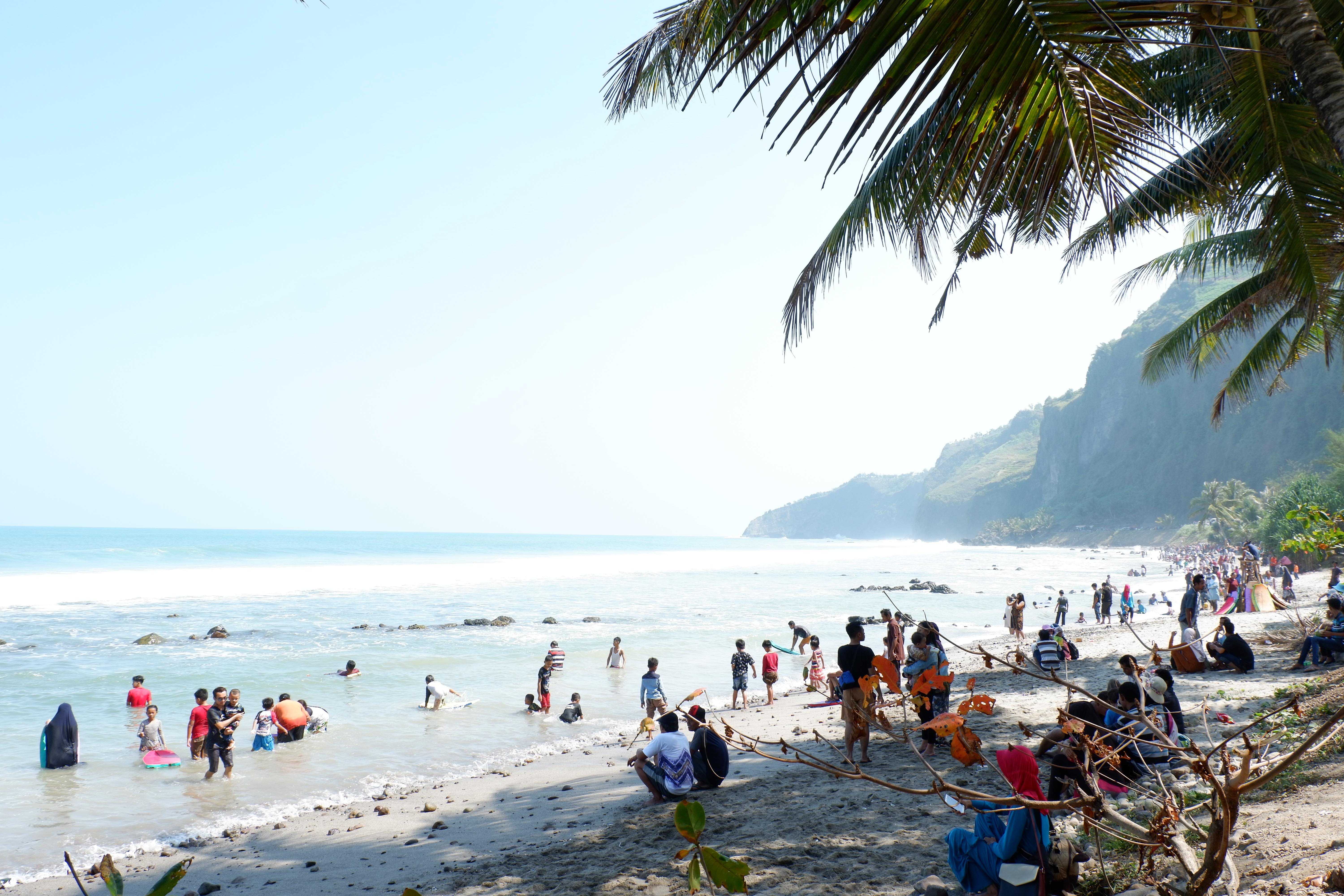 Suasana Pantai Menganti Kebumen Saat Libur Lebaran