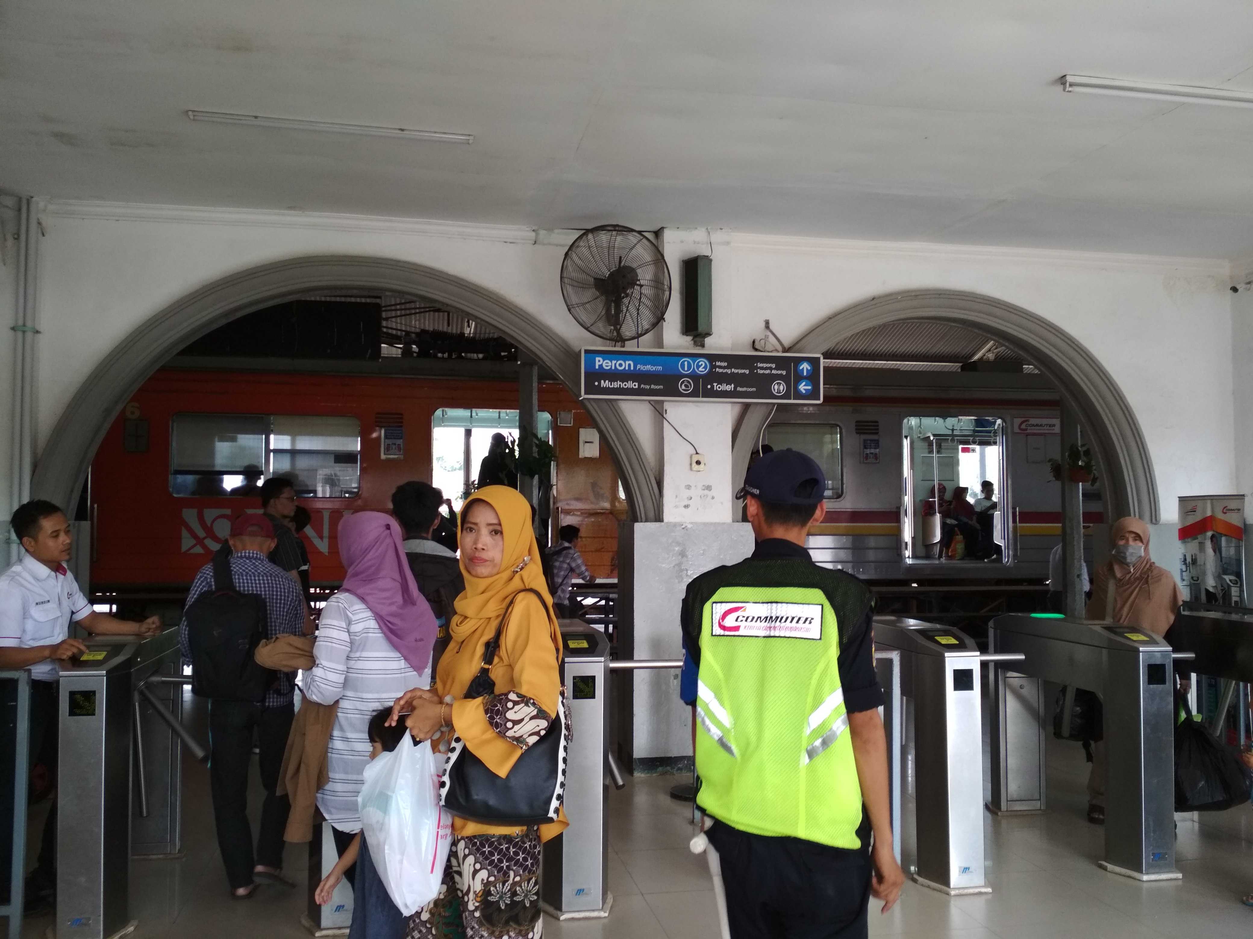 Hanya Butuh Modal Rp 20 Ribu Ke Merak Dengan Kereta Halaman