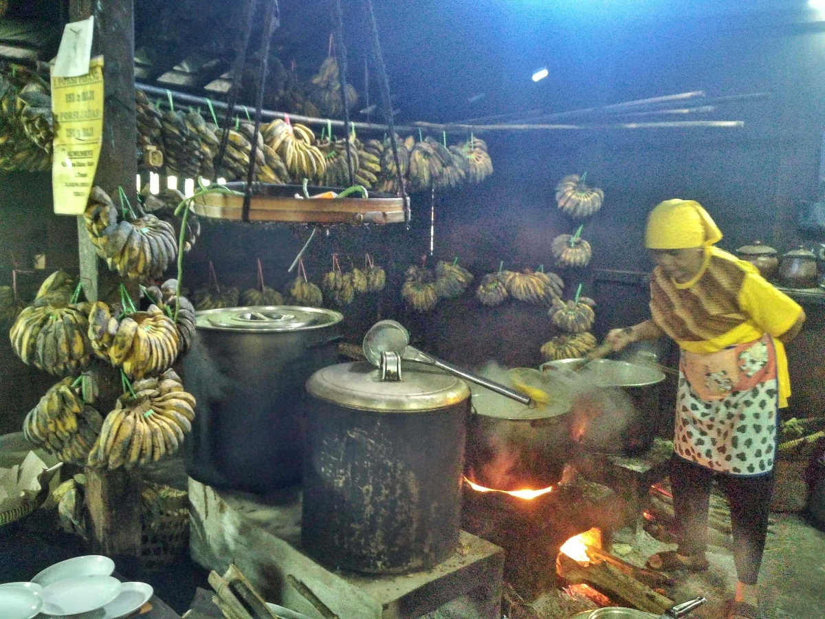 Warung Kopi Klotok Tempat Makan Sederhana yang Disesaki Warung Kopi Klotok Tempat Makan Sederhana yang Disesaki