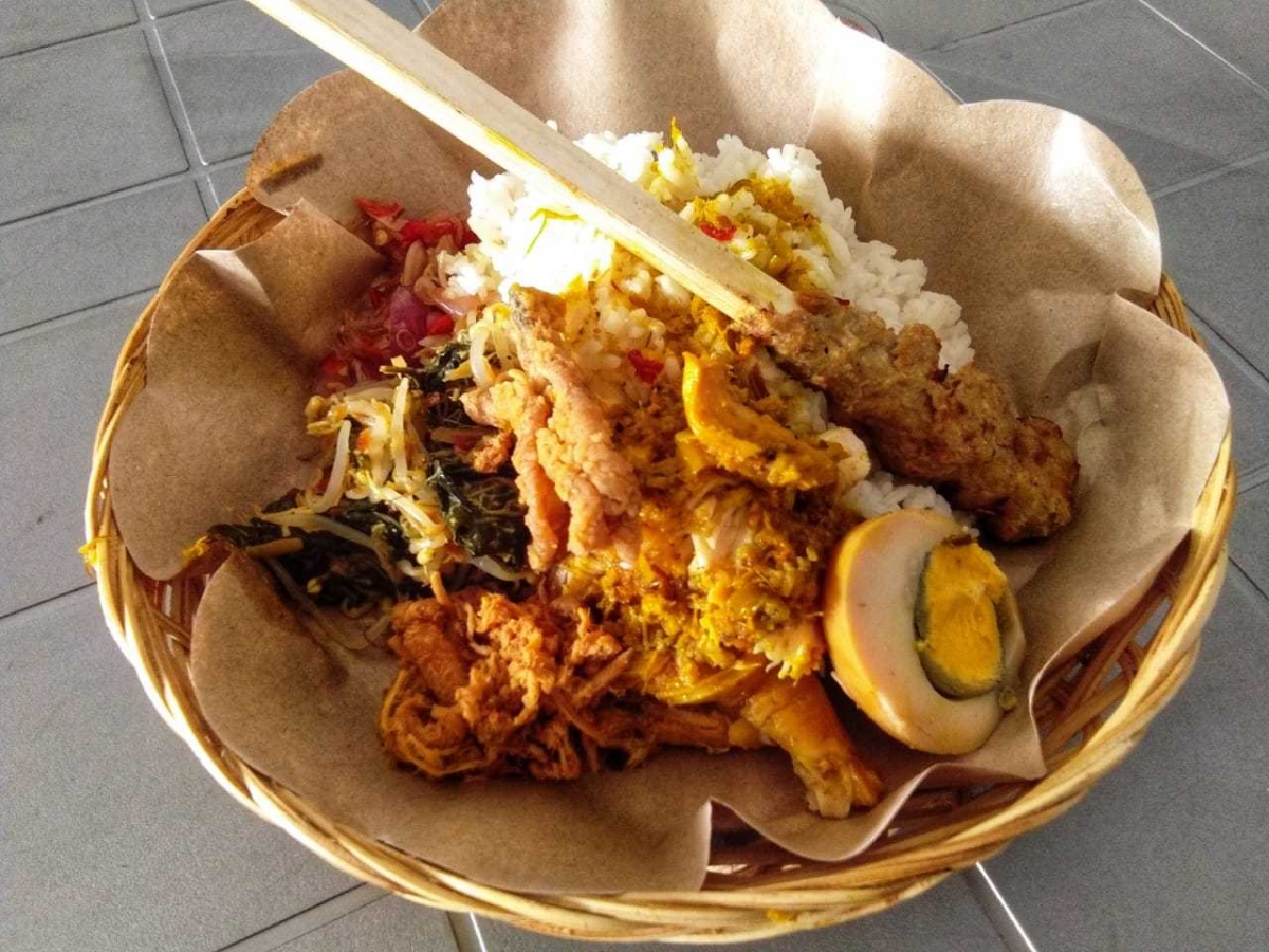 Nikmatnya Makan Nasi Campur Bali dengan Ayam Betutu Nikmatnya Makan Nasi Campur Bali dengan Ayam Betutu