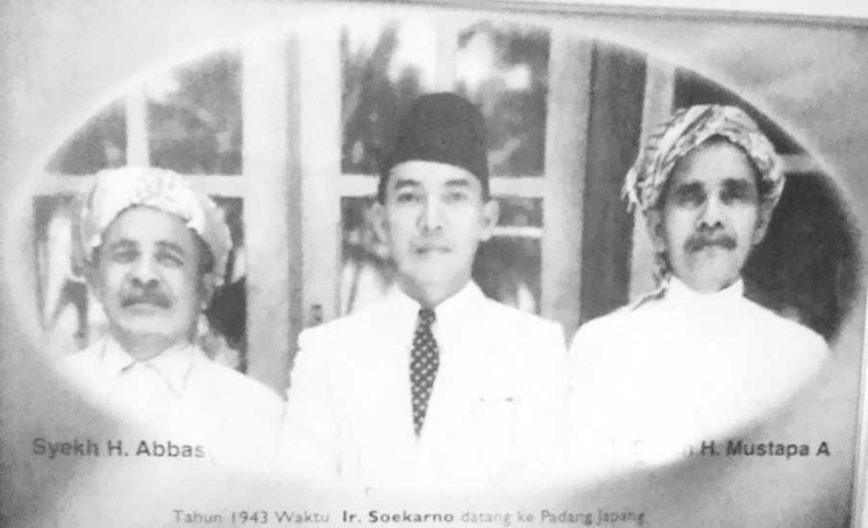 Ozini qoniqtiradigan qizlar pornosini tomosha qiling Yosh osiyolik ayolning chuqur tomogi